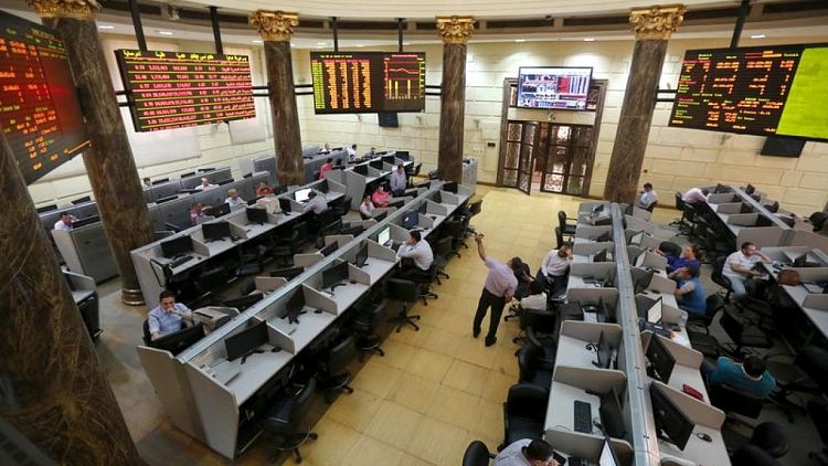 مؤشر الأسهم القيادية في مصر يلامس أدنى مستوى في أكثر من 5 أعوام قبل الإغلاق على زيادة
