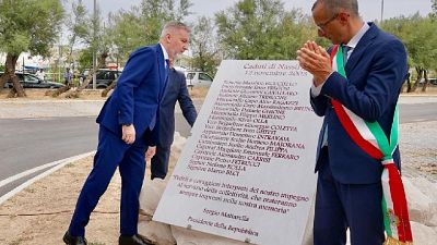 Ministro a Pesaro, intitolato Largo ai Caduti e stele con nomi Ministro a Pesaro, intitolato Largo ai Caduti e stele con nomi