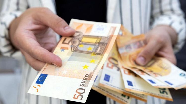 اليورو يهوي لأدنى مستوى في 20 عاما ويقترب من مستوى التعادل مع الدولار