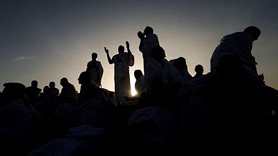 Peregrinos musulmanes acuden al punto álgido del Haj al este de La Meca