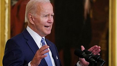Biden dice que no ha decidido sobre aranceles a China y que los revisa "uno a uno"