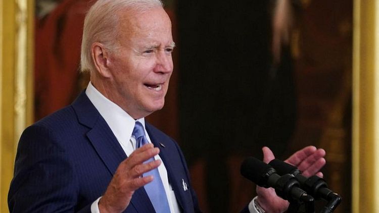 Biden dice que no ha decidido sobre aranceles a China y que los revisa "uno a uno"