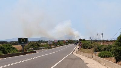 Due elicotteri e le squadre a terra impegnati nello spegnimento Due elicotteri e le squadre a terra impegnati nello spegnimento