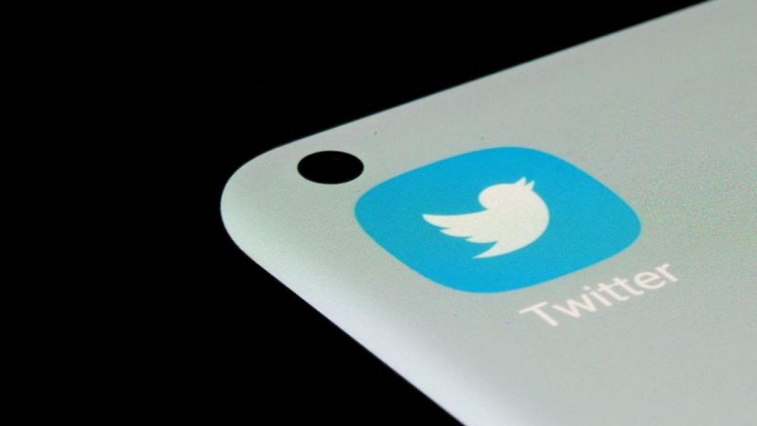 Twitter hires legal team to sue Musk over dropped takeover -Bloomberg News