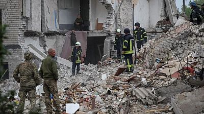 Sube a 24 el número de muertos en ataque con cohetes rusos a bloque de viviendas