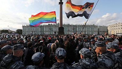 Un periodista ruso antibélico es multado por la ley de "propaganda gay"