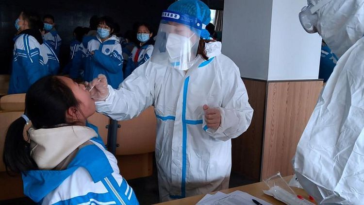 الصين تسجل 424 إصابة جديدة بفيروس كورونا