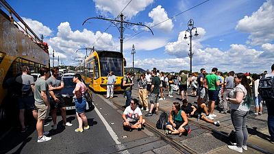 متظاهرون مجريون يغلقون جسرا في بودابست بسبب زيادة مزمعة للضرائب