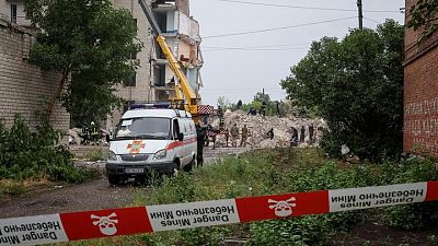 Aumentan a 35 los muertos en el derrumbe de un edificio en el Dombás -servicios emergencia