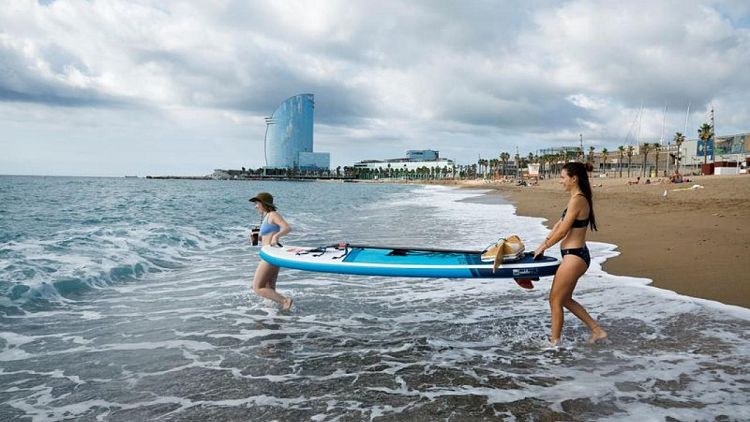 Científicos surfistas cazan microplásticos en las playas españolas