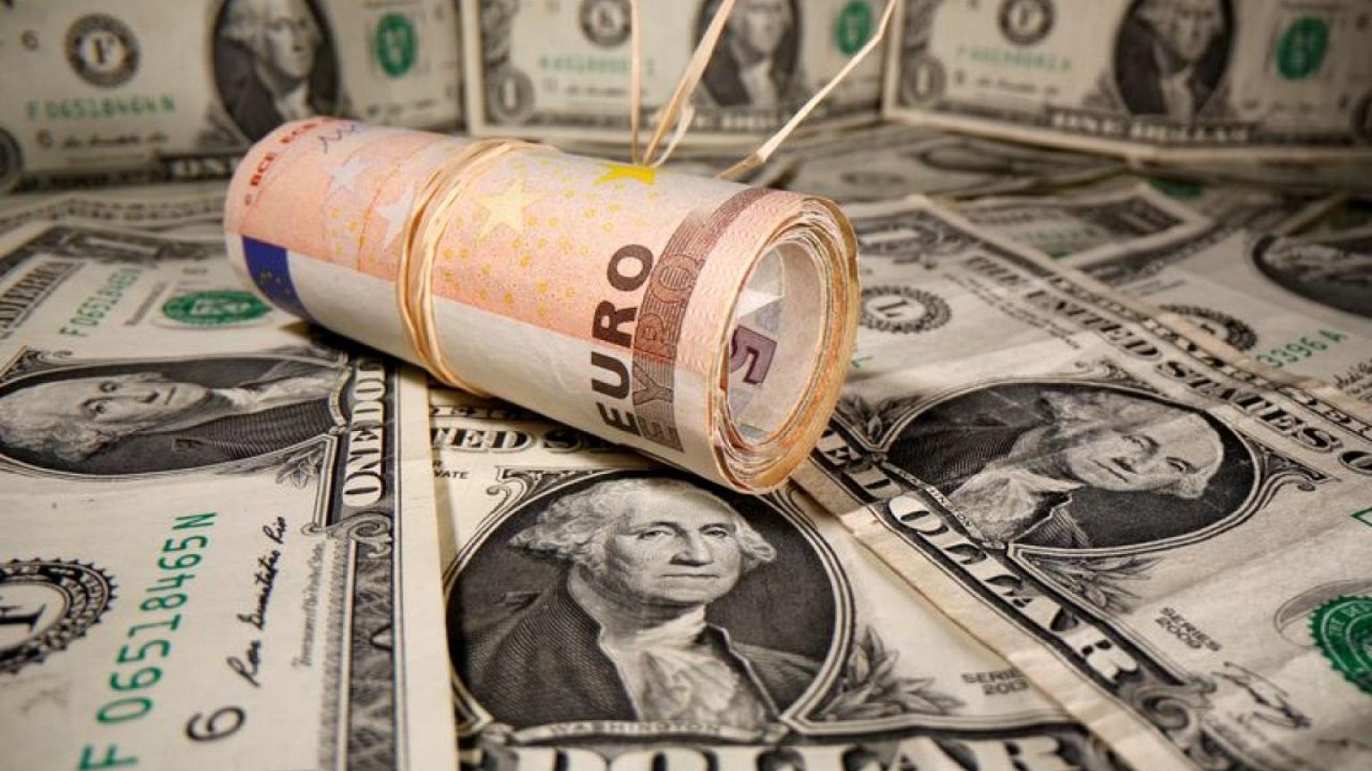 El temor a la escasez de gas afecta al euro, impulsa el dólar y el franco suizo