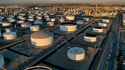Barril sube después de caer por debajo de los 100 dólares