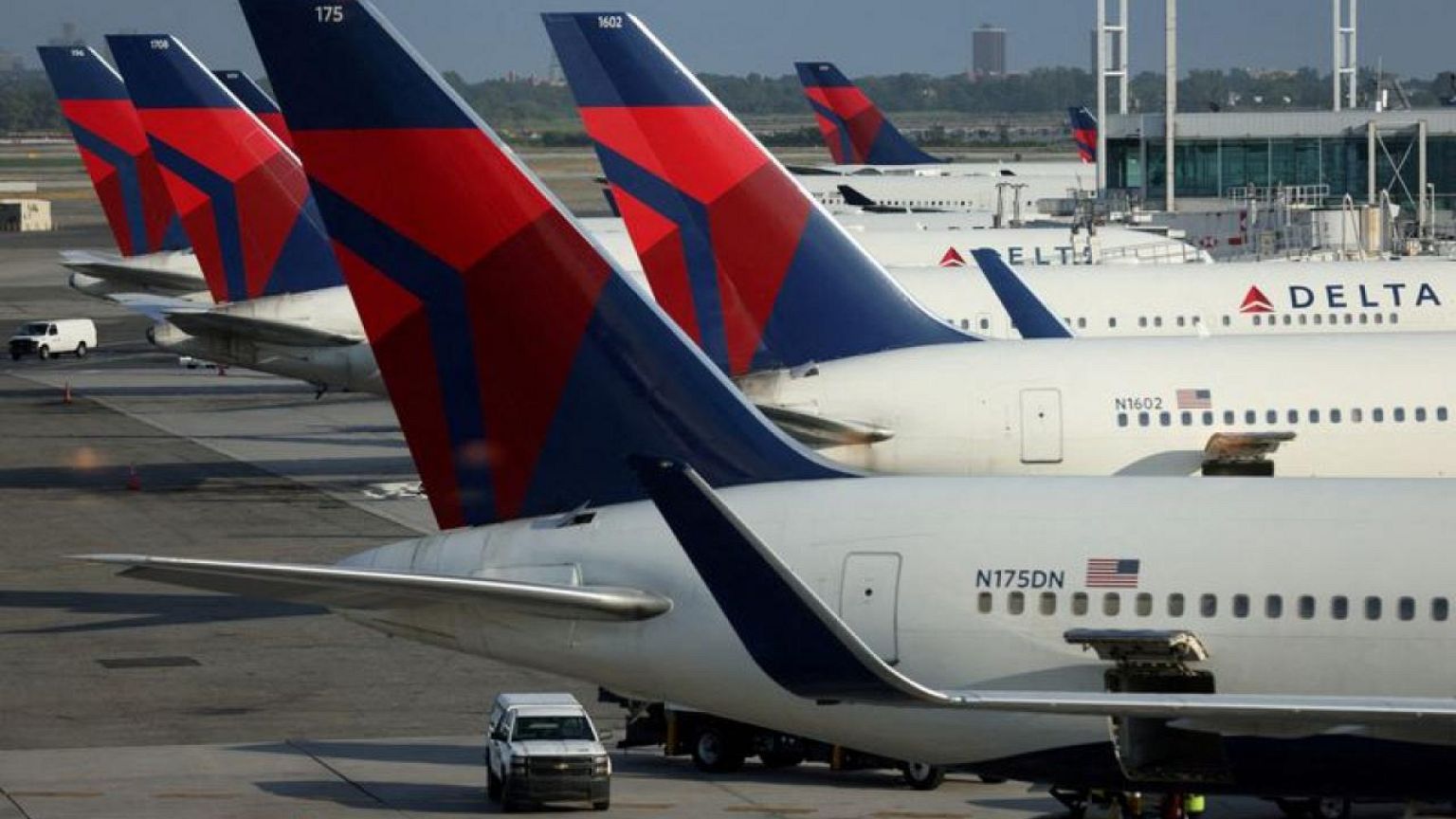 Delta incumple las previsiones de ganancias y sus acciones caen