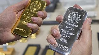 Oro cae más de 2% ante escalada del dólar y por perspectivas de alza tasas EEUU