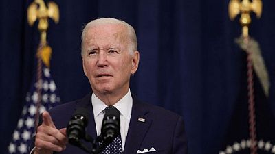 Biden dice que actuará sobre el clima después de que Manchin demorara la legislación