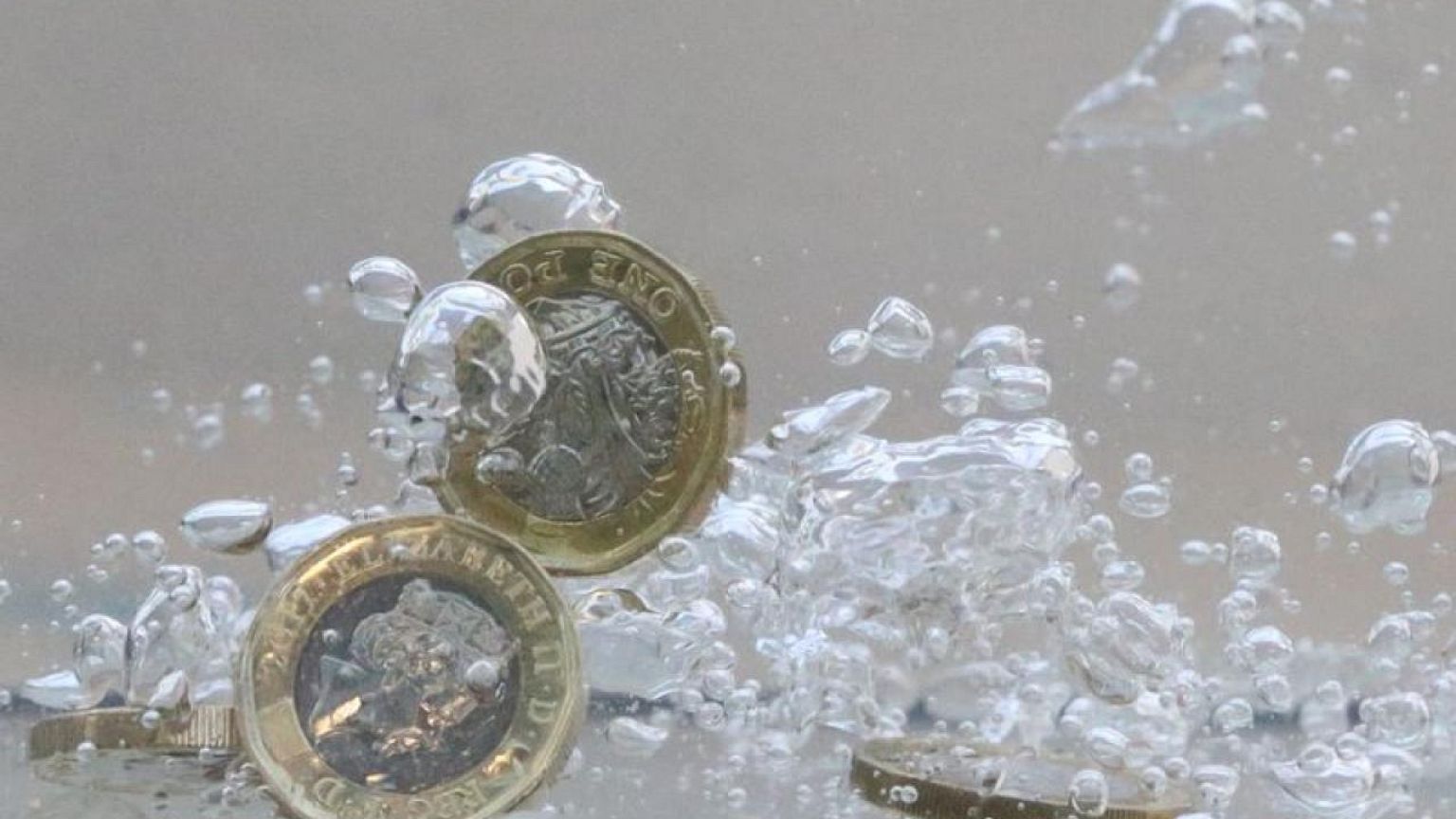 La libra cae a mínimo histórico, pero rebota porque los mercados miran al Banco de Inglaterra