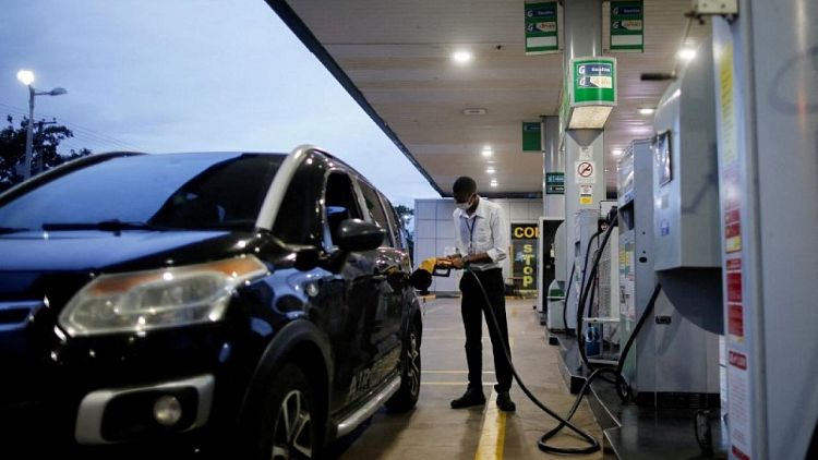 Brasileña Petrobras reducirá los precios de la gasolina por primera vez este año