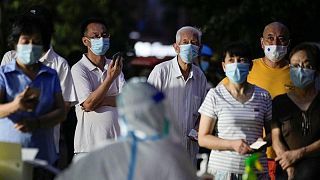 الصين تسجل 1012 إصابة جديدة بفيروس كورونا