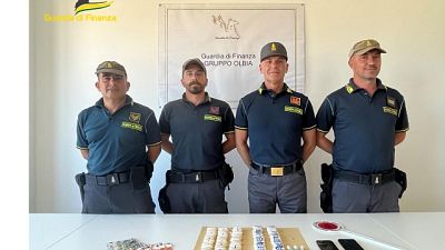 Fermato grazie al fiuto dei cani antidroga delle Fiamme Gialle Fermato grazie al fiuto dei cani antidroga delle Fiamme Gialle