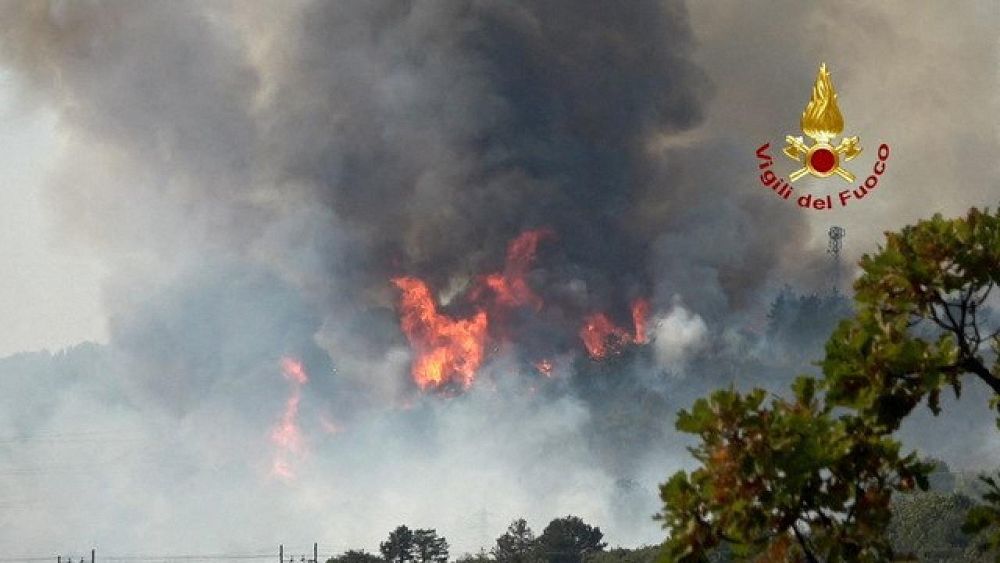 L’Italia combatte gli incendi mentre centinaia di evacuano in Toscana