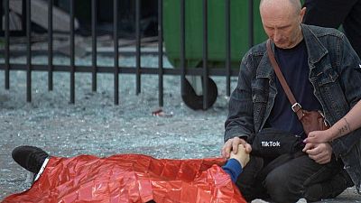 Muere un adolescente en una parada de autobús en ataque ruso a la ciudad ucraniana de Járkov