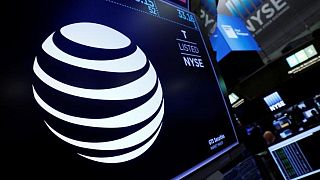AT&T recorta su previsión de flujo de caja libre mientras persigue aumento de clientes