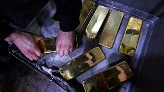 El oro sube sobre los 1.700 dólares la onza, el dólar y los rendimientos caen