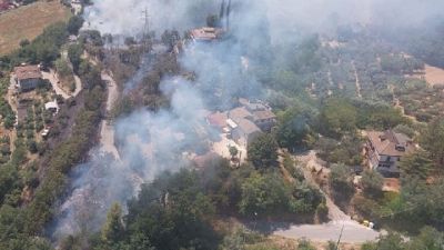 Residenti evacuati, 5 squadre pompieri al lavoro