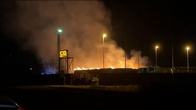 In Lucchesia. Fiamme in piazzale, Vvf 'salvano' stabilimento In Lucchesia. Fiamme in piazzale, Vvf 'salvano' stabilimento