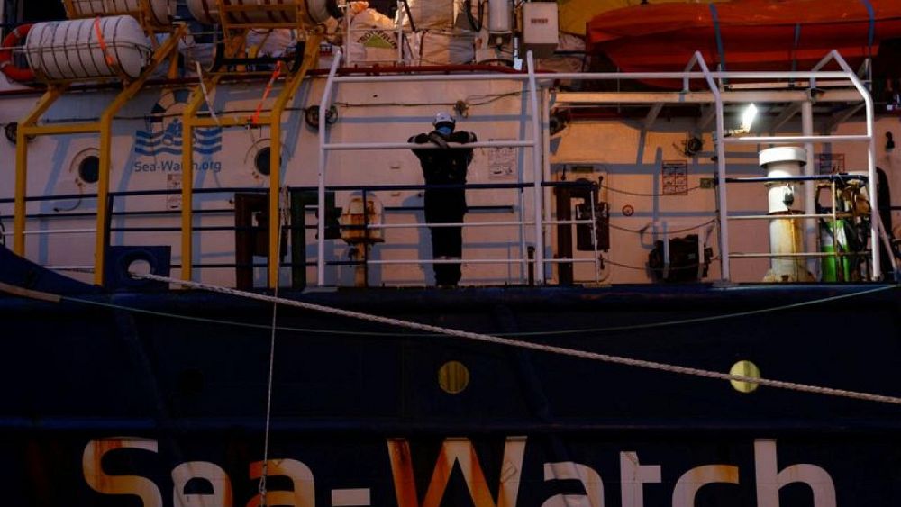إنقاذ قرابة 700 مهاجر قبالة السواحل الإيطالية وانتشال 5 جثث - Euronews