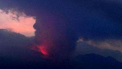 Volcán entra en erupción en la isla occidental japonesa de Kyushu, sin informes de daños