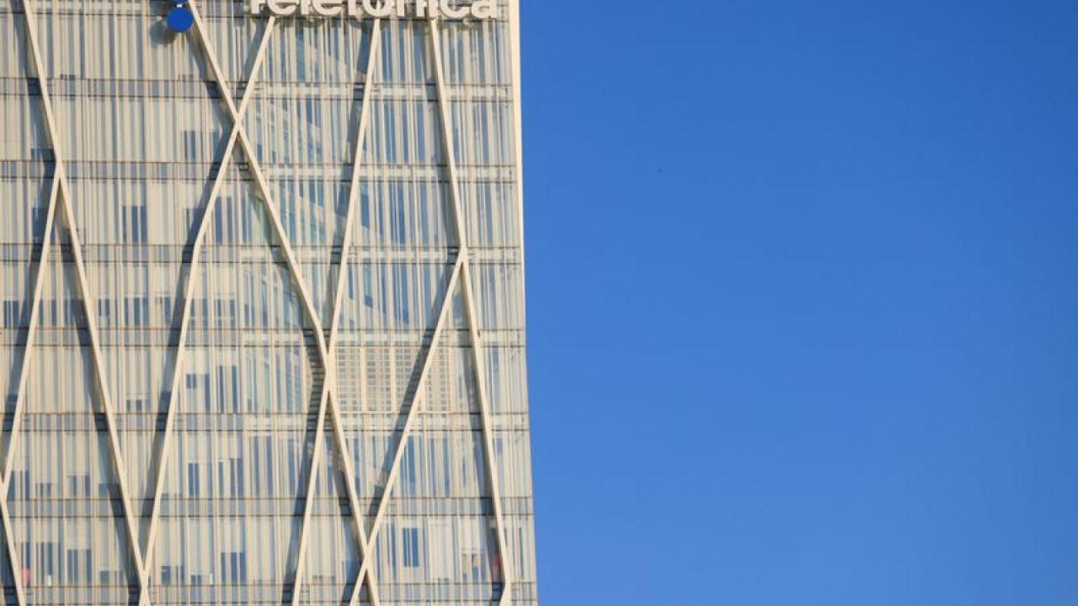 El beneficio de Telefónica Brasil cae casi a la mitad por el aumento de los gastos