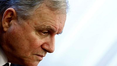 Italia paga demasiado por la deuda debido al riesgo político - Visco, del BCE