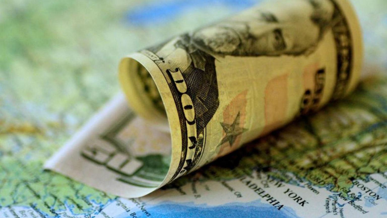 Dólar baja ante inminente alza de tasas de la Fed