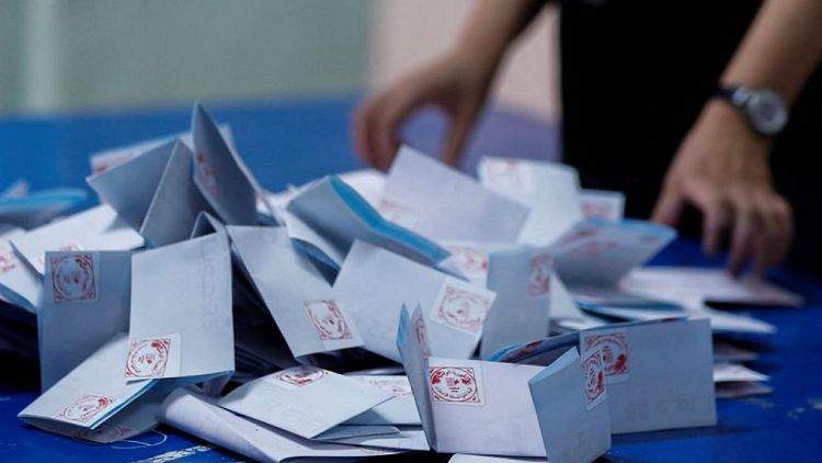 التونسيون يؤيدون الدستور الجديد في استفتاء لكن المشاركة ضعيفة