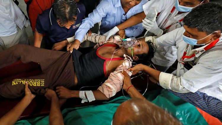 India investiga el incidente del licor adulterado que dejó 28 muertos