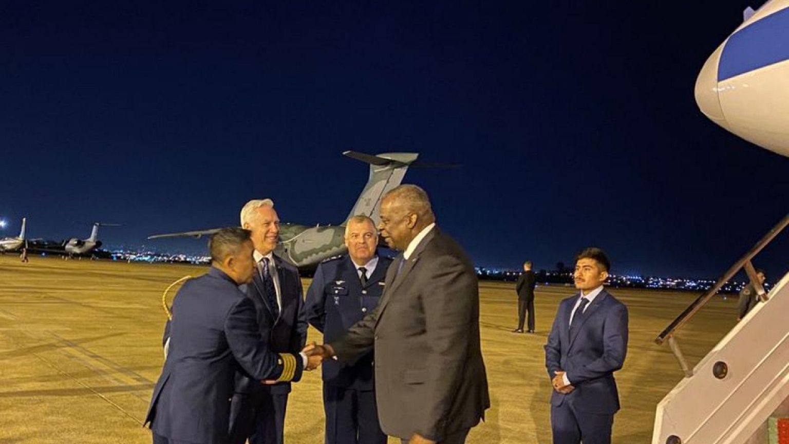 En Brasil, el jefe del Pentágono dice que los militares deben estar bajo control civil