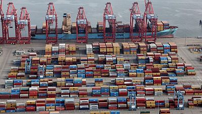 El déficit comercial de bienes de EEUU cae fuertemente en junio; los inventarios aumentan