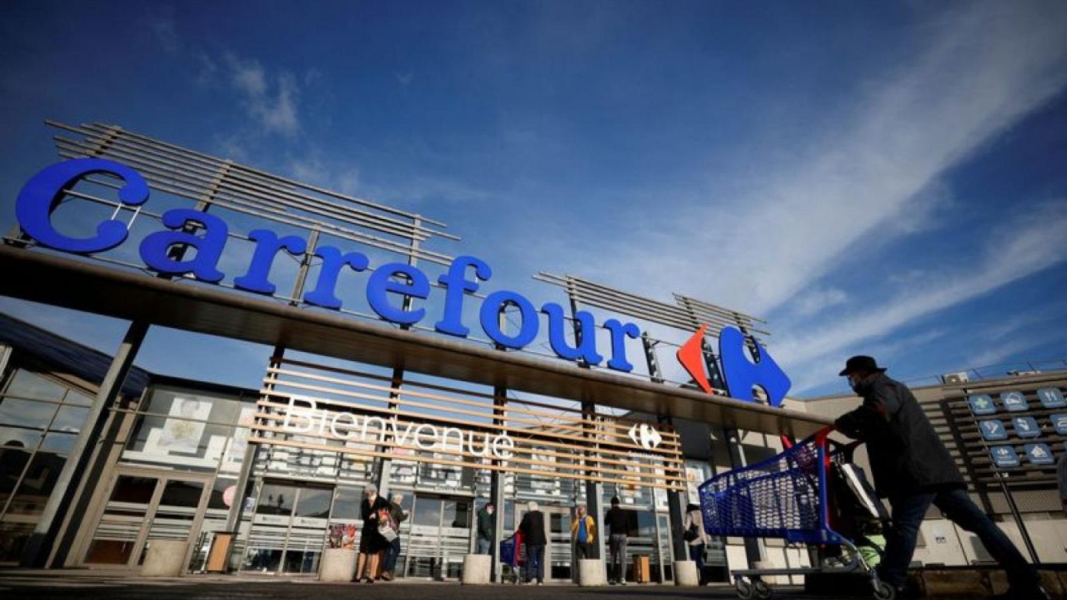 Carrefour raises 2022 savings goal, confident on second half