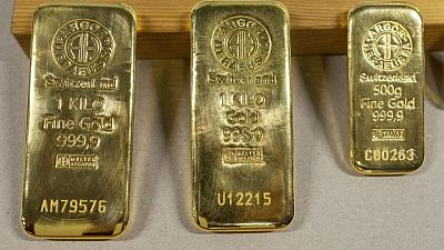 الذهب يهبط قليلا لكن في طريقه لتسجيل رابع زيادة أسبوعية بفعل تراجع الدولار