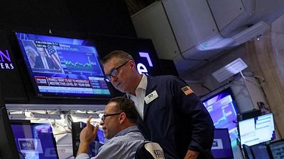 Wall Street cae por contracción de la economía que la acerca a la recesión