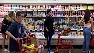 Gasto del consumidor EEUU supera las expectativas en junio; la inflación se acelera