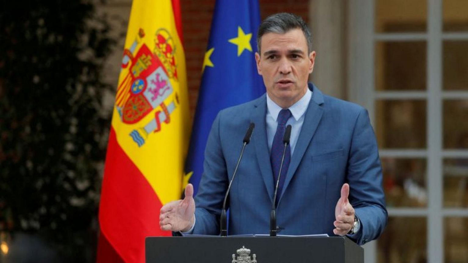 'Look, no tie': Spanish PM urges casual wear to stay cool, save energy