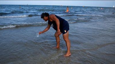 I turisti non sembrano preoccupati, faremo il bagno I turisti non sembrano preoccupati, faremo il bagno