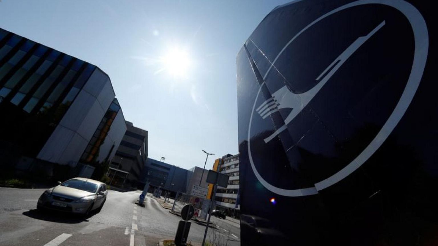Lufthansa pilots vote for industrial action over pay