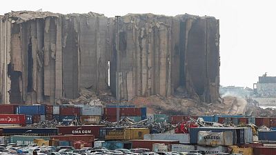Parte del complejo de silos de Beirut se derrumba casi dos años después de explosión en el puerto