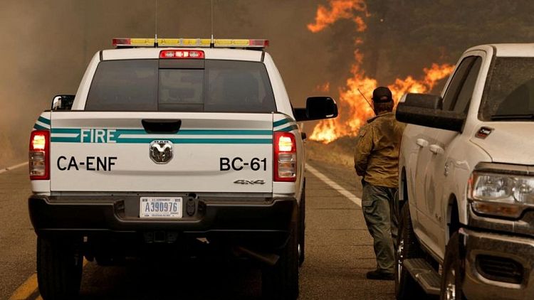 Incendio forestal de rápido avance obligar a evacuar residentes en California
