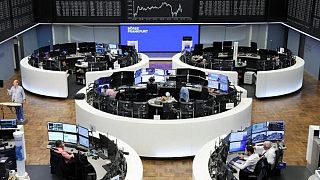 Bolsas europeas revierten alzas y caen arrastradas por acciones energéticas
