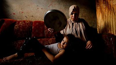 سكان غزة يرزحون تحت وطأة الحر وانقطاع الكهرباء لفترات طويلة