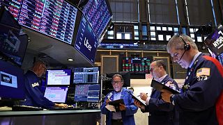 الأسهم الأمريكية تنهي جلسة متقلبة على انخفاض بينما تزور بيلوسي تايوان